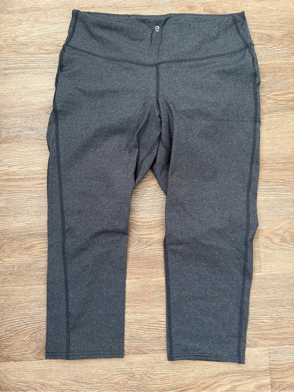 GAP women’s crop Performance Leggings - Gray